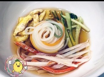 step5: 先把你煮好麵放在碟中央，周邊擺放青瓜蛋蟹柳，最後倒入已調好的冷麵汁。