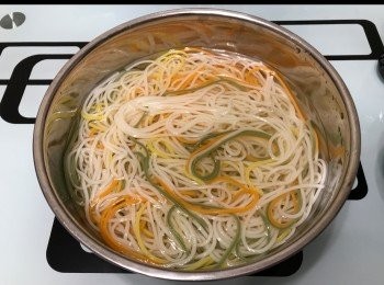 step2: 用筷子左右攪拌，令麵條不會黏在一起。