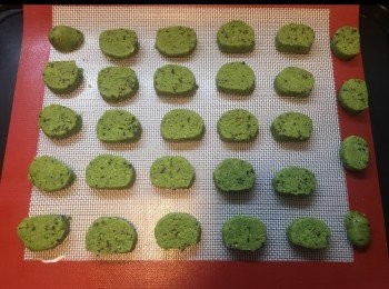 step5: 粉團雪硬後切成一塊塊。