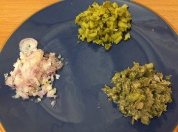 step2: 乾蔥、水柳瓜、酸青瓜，先切碎，
再所有<span class="group_1">食材</span>及<span class="group_2">調味料</span>一起混合，
碗內可先鋪試保鮮紙，才把牛肉混合物放入碗內壓實，再反轉倒在碟上。