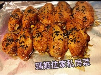 step4: 用手指捽黑芝麻想<a href="https://bit.ly/3zHU5V3" target="_blank" data-keyword="雞翼" class="guide-link"><strong>雞翼</strong></a> <span style="display:inline-block;vertical-align:middle;margin-top:-3px;color:initial;border-radius:3px;padding:2px 3px;font-size:12px;line-height:14px;background:#87d300;color:#fff;">即買</span> 面