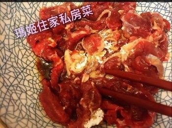 step4: ～牛肉切薄片👉🏻用牛肉醃料👉🏻醃最小15分鐘
～尖椒洗乾淨👉🏻切半去籽👉🏻再滾刀切
～子薑淨係要薑👉🏻不要浸既水（所以就咁夾起放低就可以）