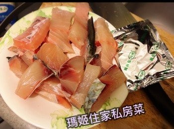 step3: ～鯇魚買回來洗乾淨👉🏻切件👉🏻用廚房紙索乾水份👉🏻