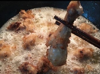 step1: 雞洗乾淨後吸乾水，用鹽，黑椒，胡椒粉調味，然後沾滿 potato starch 後去炸，炸完一次夾起，然後返炸多一次，上碟備用