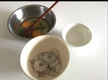 step1: 先<span class="group_1">醃蝦</span>大約30分鐘，其餘<span class="group_2">材料</span>跟蛋一起攪混，粟粉加水攪混倒入蛋醬