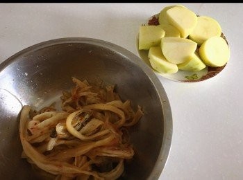 step2: <span class="group_1">煲豬骨</span>期間，將泡菜洗乾淨後調味