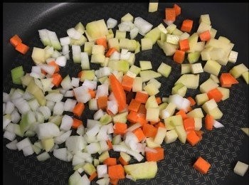 step1: 將材料切粒落鑊炒炒佢，一邊用滾水淥麵