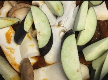 step3: 排骨開始熟同入味，然後將雞脾菇，年糕舖面，待年糕軟身，可加上芝士，芝士溶後就食得喇！

由於我唔記得買無糕，所以我用茄子代替，但我相信放年糕一定好味好多