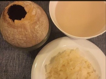 step2: 首先切去椰子頂部，倒出椰子水備用。

雪耳浸泡20分鐘後，剪掉蒂部，切碎備用。