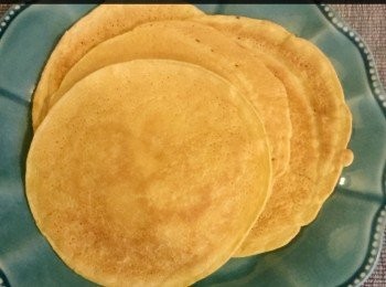 step4: 熱鍋以平底鑊 （不用加油或牛油，因為是用易潔鍋去煎）加入約3-4湯匙的麵糊，以慢火煎熟後，放涼備用。