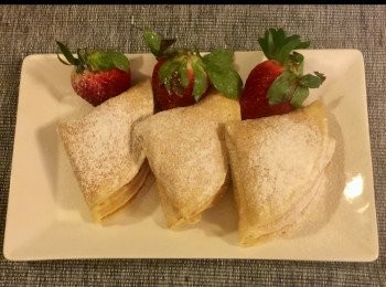 step7: 上桌時於班戟上灑上糖粉，並於碟上放上士多啤梨伴碟便成。


想知道我更多食譜，可去我Facebook 專頁。

https://m.facebook.com/carlineki/