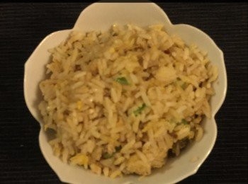 step1: 熱鍋加少許油將鮮蝦、紅蘿蔔粒、菜粒、葱粒、香菇，蛋和白飯炒香備用。