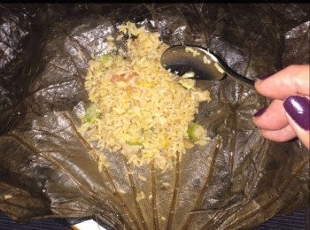 step3: 荷葉置在大碟中，將炒好的飯置於中央，包好，以1塊荷葉反面都包一次。
