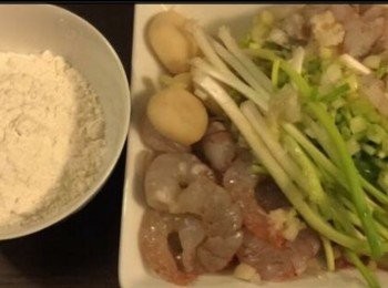step1: 新鮮蝦 1 lb. 葱1束，馬蹄5 粒。1隻蛋打成漿。麵粉適量約2湯匙。
水適量（如需要）。
多量的植物油。