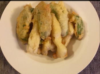 step7: 而金針菇，分成幾束，分別放入麵漿內炸。 青椒亦都是一樣，放入麵漿後，再炸至金黃色。