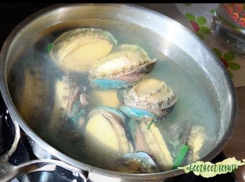 step1: - 洗刷乾淨鮑魚（唔駛去殼去腸住）
- 煮滾水，落姜、蔥，大滾後轉中火落鮑魚
- 煮三至四分鐘（要視乎鮑魚多少大細，見到其中一隻個殼少少離就代表熟）