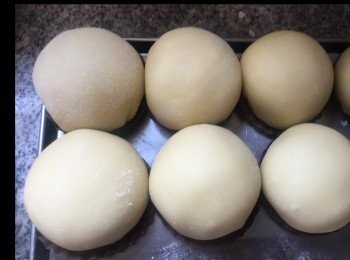 step9: 將1份用［拍酥皮］做成三摺疊開成，四邊薄中間厚的酥皮，包入1份餡料