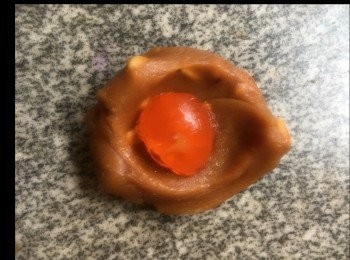 step8: 1份黃蓮蓉包入，半隻生鹹蛋黃，搓圓備用

古法不論是蛋黃酥或廣式月餅，都是用餡料，包入生鹹蛋黃，才去焗熟的，才有軟綿漏油感覺