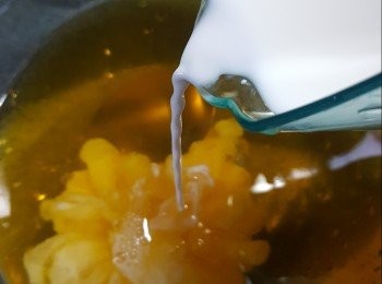 step5: 啫喱水再加入200g牛奶拌勻