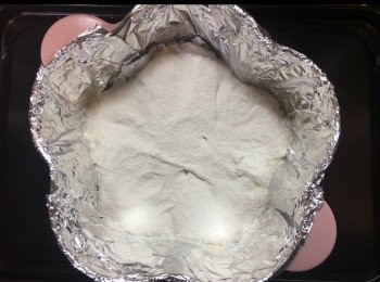 step7: <span class="group_2">粉團</span>上灑滿麵粉，發酵大至一倍。