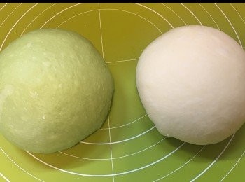 step4: 將兩個粉團碌成長方形，綠茶粉團要比較大。