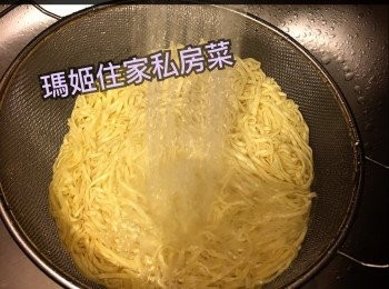 step3: 用筲箕盛住伊面👉🏻用水喉水過冷河👉🏻備用