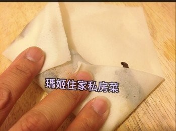 step6: 之後由下卷上👉🏻左右褶好