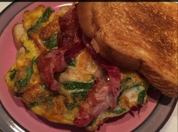 step1: 將紅蘿蔔，生菜切條然後放落蛋度一齊攪混，落鹽同黑胡椒調味，放落鑊一齊煎，再煎烟肉，烘多士