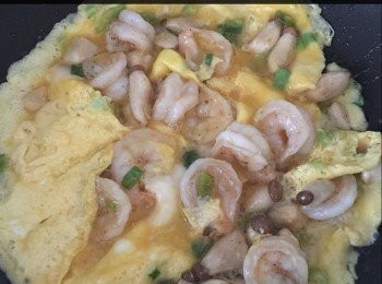 step3: 再加3圈油，將蛋醬所有<span class="group_2">材料</span>倒落鑊，先唔好亂攪，待邊位開始熟然後從邊推下推下，蛋九成熟可上碟，蛋既熱力會令餘下的慢慢熟哂