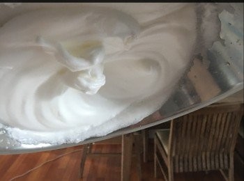 step2: 蛋白的一邊用打蛋機打至白色然後分兩次落糖繼續打，打至企身，反轉都唔會流落尼