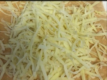 step1: <span class="group_2">雀巢</span>做法 👉🏻首先將薯仔刨絲，吸乾水用粟粉撈一撈，然後舖落個鐵篩到，用另一個鐵篩壓實，放落中火滾油到炸，記得啲油一定要滾先放，如果唔係就唔脆，炸至黃金色，攞起瀝乾油份，輕輕倒出<span class="group_2">雀巢</span>