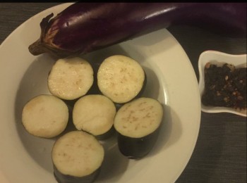 step1: 茄子清浄，切一大塊，然後灑一些鹽醃5分鐘。


熱鍋下小許雞粉，待水滾，放入小唐菜煮5分鐘後，立即取出放入冰水中待用。
