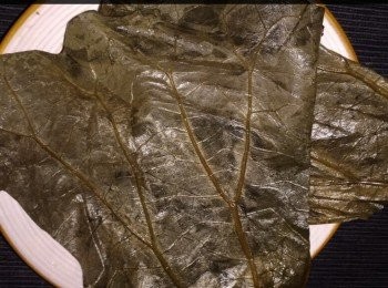 step2: 燒一大鍋熱水，荷葉浸入水中數分鐘至軟身後，取出瀝乾備用。