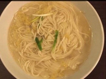 step5: 再煮沸一鍋熱水，將擔擔麵放入水中，煮2分鐘，然後將煮好了的擔擔麵用筷子放入高麗白菜湯中，熄火把麵條焗2分鐘，加入少許湯粉及少許油便可。



想知道我更多食譜，可去我Facebook 專頁。

https://m.facebook.com/carlineki/