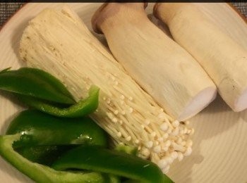 step1: 鮑魚菇2隻。
金針菇1小包。
青椒1個。