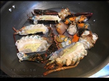 step2: 大鍋煮滾史雲生湯，加入龍蝦，滾起加蓋轉小火煮5-6分鐘，盛起龍蝦備用。