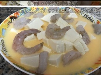 step3: 豆腐蝦仁放上碟，再注入雞蛋水。（如圖）