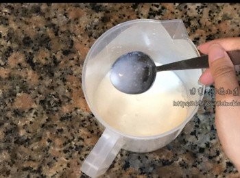 step1: 雞蛋只取蛋白打均勻，牛奶和糖混合。