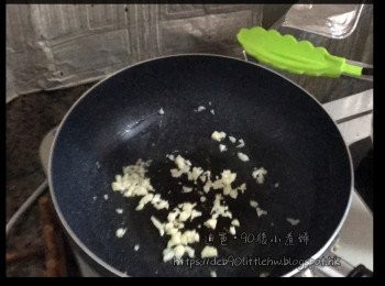 step2: 蒜蓉爆香，然後把蝦爆香。