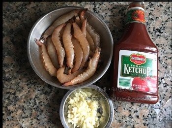 step1: 首先把蝦洗淨，蝦頭觸鬚及蝦腳剪去。