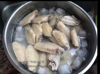 step3: 然後把<a href="https://bit.ly/3zHU5V3" target="_blank" data-keyword="雞翼" class="guide-link"><strong>雞翼</strong></a> <span style="display:inline-block;vertical-align:middle;margin-top:-3px;color:initial;border-radius:3px;padding:2px 3px;font-size:12px;line-height:14px;background:#87d300;color:#fff;">即買</span> 放進冰及冰水中浸泡，浸至冰塊溶化。
