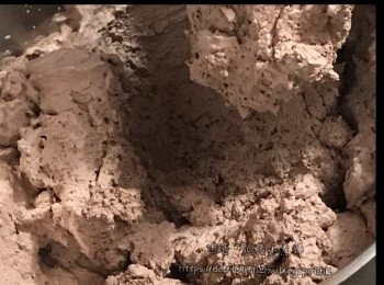 step2: 以電動打蛋器打發忌廉至企身（大概2-3分鐘）剛開始時候可以中速，混合好所有材料便可使用高速。打至有紋路便可，過度打發會使忌廉油水分離。