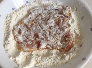 step3: 之後將醃好的豬扒輕輕地拍上一層麵粉。