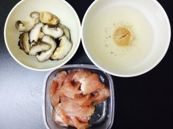 step1: 早一晚準備好材料，瘦肉切片/免治，醃好放入雪櫃。

冬菇浸過夜，第二朝瀝乾水，唔使連埋水帶返公司（如果返到公司先浸會唔夠時間）

乾瑤柱也可浸完帶返公司，不過我會選擇返到公司先浸，等一乾瑤柱唔使浸咁耐，第二我會用埋浸過乾瑤柱既水。