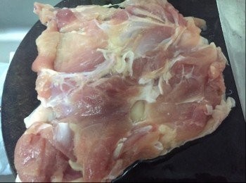 step1: 先用蝴蝶刀法，盡量攤開雞脾肉