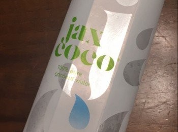 step2: 再將樽裝椰子水倒入冰條盛器