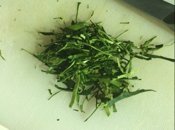 step3: 將檸檬葉捲起切碎，混入鯪魚肉