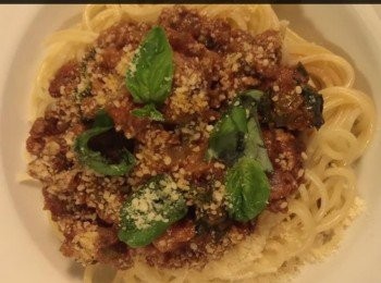 step3: 將意大利粉放在碟上，淋上肉醬，再灑上巴馬芝士及羅勒葉，趁熱進食。