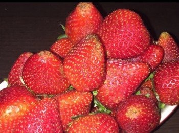 step1: 所需<span class="group_1">食材</span>：
1個餅皮。
1合士多啤梨啫喱粉及熱水1杯，凍水3/4杯。
1杯士多啤梨洗淨，每粒切開半邊備用。