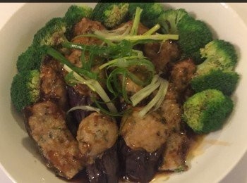 step7: 再加入調味料及生粉水煮成醬汁，加少許芫茜便可上碟。